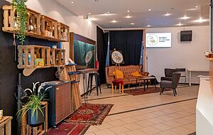 Im Foyer der City Lights Church werden oft Getränke gereicht und Unterhaltungen geführt. Das Ambiente erinnert an ein Café. Im Foyer der City Lights Church werden oft Getränke gereicht und Unterhaltungen geführt. Das Ambiente erinnert an ein Café.