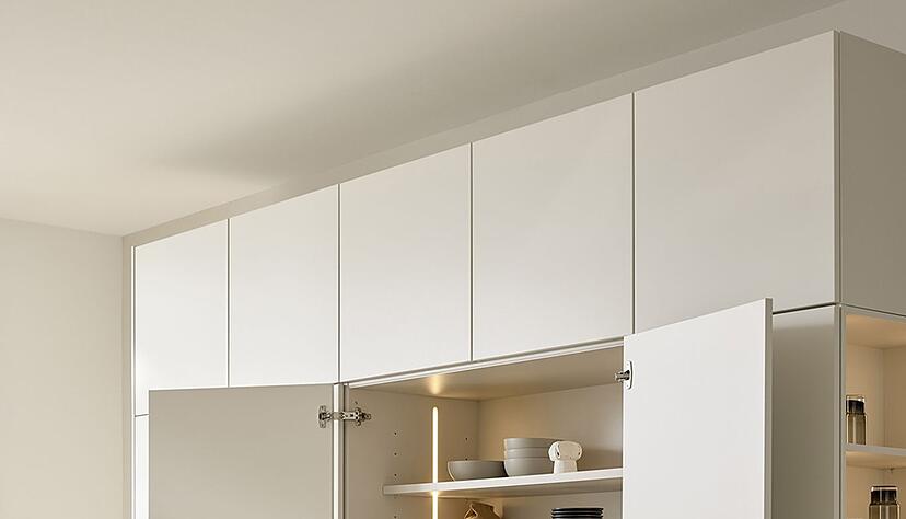 Schick: Auf dem Auszugstablar l&auml;sst sich der Mixer bequem zur Nutzung nach vorne ziehen.