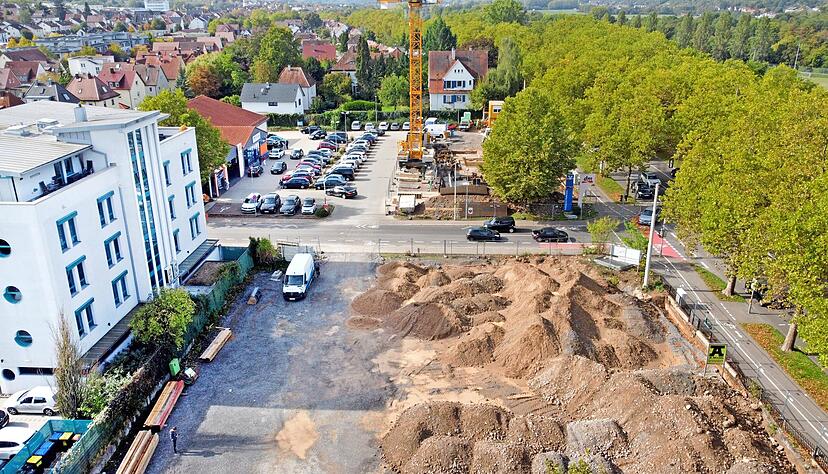 Auf dem Areal im Vordergrund entstehen Wohnungen. Auf dem Parkplatz beim dm-Markt werden Büro- und Geschäftsräume sowie Wohnungen gebaut.
Foto: Ralf Seidel