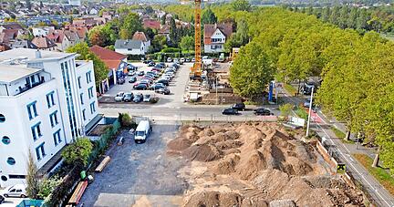 Auf dem Areal im Vordergrund entstehen Wohnungen. Auf dem Parkplatz beim dm-Markt werden Büro- und Geschäftsräume sowie Wohnungen gebaut.
Foto: Ralf Seidel Auf dem Areal im Vordergrund entstehen Wohnungen. Auf dem Parkplatz beim dm-Markt werden Büro- und Geschäftsräume sowie Wohnungen gebaut.
Foto: Ralf Seidel