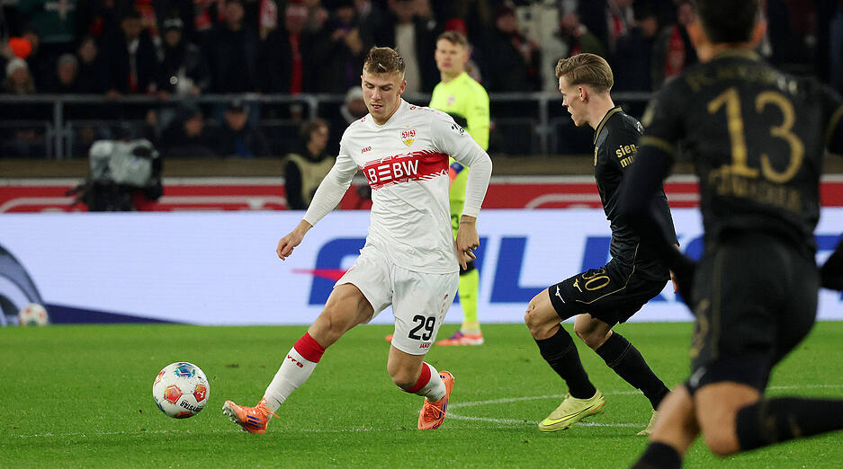 Finn Jeltsch: Verliert den Zweikampf vor dem 0:1. Sonst weitestgehend solide Leistung des jungen Verteidigers. Note: 4 Finn Jeltsch: Verliert den Zweikampf vor dem 0:1. Sonst weitestgehend solide Leistung des jungen Verteidigers. Note: 4