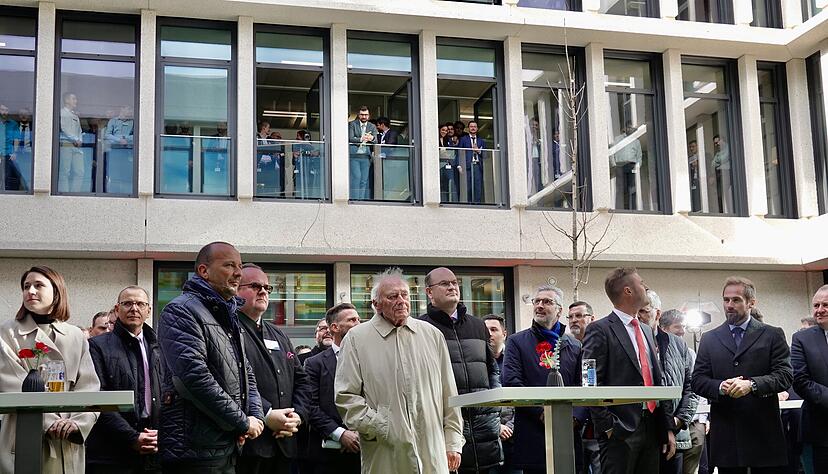 Im Innenhof des neuen Geb&auml;udes: Mitarbeiter begr&uuml;&szlig;en die Festg&auml;ste und die Familie W&uuml;rth