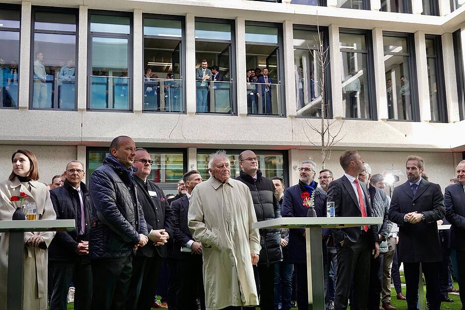 Im Innenhof des neuen Gebäudes: Mitarbeiter begrüßen die Festgäste und die Familie Würth Im Innenhof des neuen Gebäudes: Mitarbeiter begrüßen die Festgäste und die Familie Würth