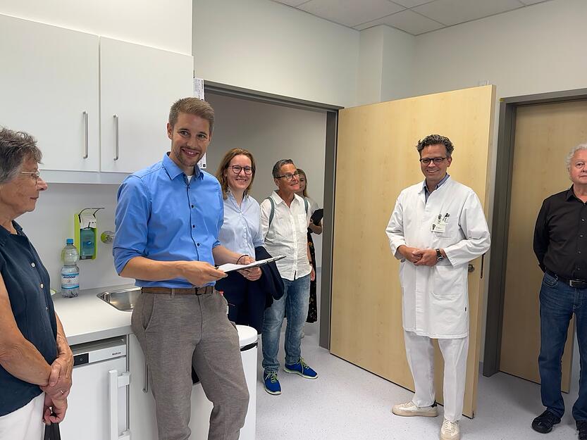 Die Klinik für Neurologie war jahrelang in einem Container vor dem Klinikum untergebracht. Nun haben auch Professor Christian Opherk (Mitte) und sein Team nagelneue, großzügige Räumlichkeiten bezogen.