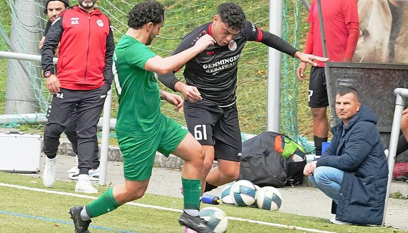 Alperen Yilmaz (rechts) – hier im Duell mit Viernheims Fabio Biundo – erzielte gegen den TSV Amicitia beide Eppinger Treffer.
Foto: Michael Nachreiner