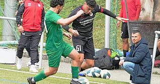 Alperen Yilmaz (rechts) – hier im Duell mit Viernheims Fabio Biundo – erzielte gegen den TSV Amicitia beide Eppinger Treffer.
Foto: Michael Nachreiner