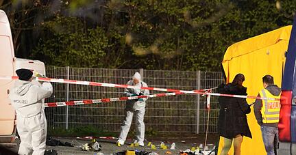 Polizisten suchen nach Spuren am Tatort. Nach Schüssen in Asperg (Kreis Ludwigsburg) ist ein Mensch ums Leben gekommen.