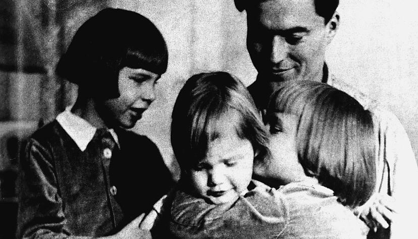 Claus von Stauffenberg u. Kinder Stauffenberg, Claus Graf Schenk von; Generalstabsoffizier u. Widerstands- kaempfer; 1907-1944. - Mit seinen Kindern Berthold (geb. 1934), Heimeran (geb.1936) und Franz Ludwig (geb.1938). - Foto, um 1940.