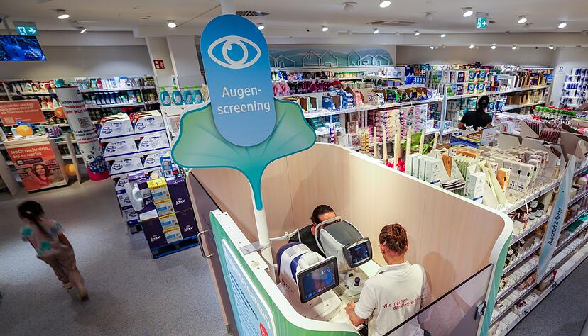 In einer Box mitten in der Filiale wird das Augenscreening durchgeführt. In einer Box mitten in der Filiale wird das Augenscreening durchgeführt.