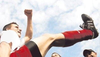 Jubel bei der TSG &Ouml;hringen und Andre Wolf (links): Nach dem 4:0-Heimsieg gegen den SV Mulfingen ist der Bezirksliga-Tabellenf&uuml;hrer der Meisterschaft ganz nah. Ein Punkt wird im letzten Saisonspiel noch gebraucht.Foto: Marc Schmerbeck