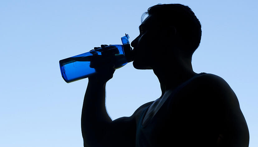 Bereits in den Stunden vor dem Lauf sollten Sportler ausreichend, aber nicht übermäßig Flüssigkeit zu sich zu nehmen und unter Umständen auch Mineralstoffe zuführen, so der Rat eines Experten.