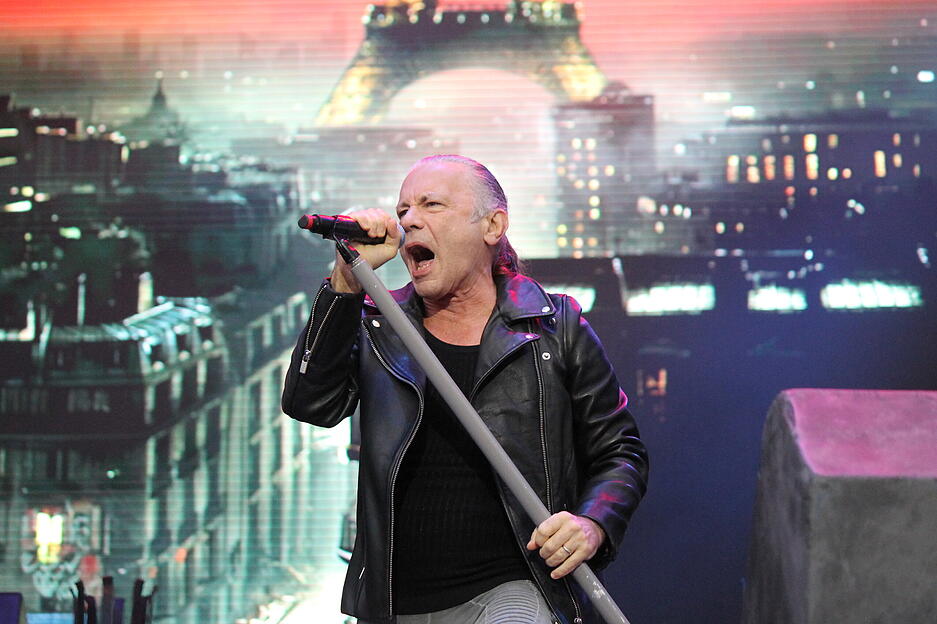 Der Mann mit der kraftvollen &bdquo;Luftschutzsirenen&ldquo;-Stimme: Bruce Dickinson und Iron Maiden legen den Fokus auf Lieder aus den 80er Jahren.