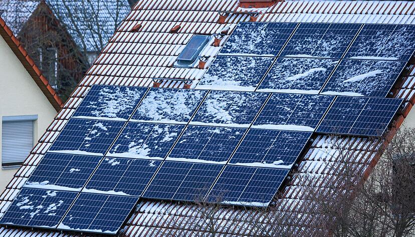 Wenn der Schnee taut: Jetzt Dachziegel, Rinnen und Anschl&uuml;sse kontrollieren.