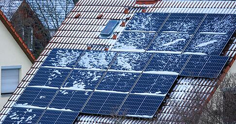 Wenn der Schnee taut: Jetzt Dachziegel, Rinnen und Anschl&uuml;sse kontrollieren.