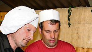 Koch Wolfgang K&ouml;ppel (links) hat bei seiner Premiere alle H&auml;nde voll zu tun.