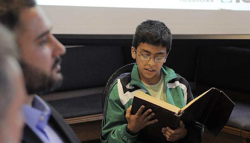 Mit einer Rezitation aus dem Koran beginnt der Abend in der Moschee. Foto: