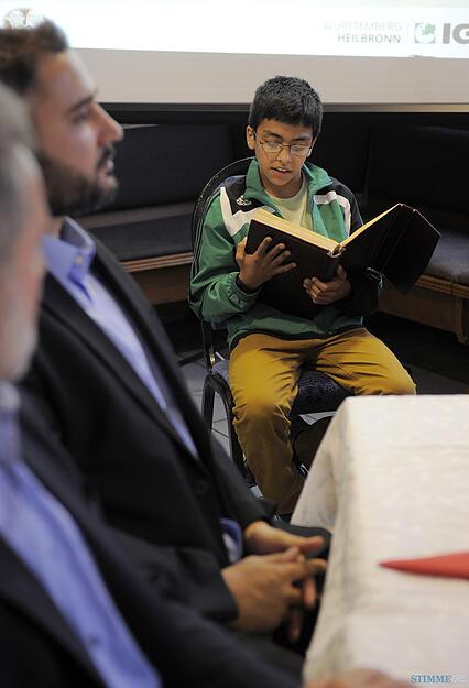 Mit einer Rezitation aus dem Koran beginnt der Abend in der Moschee. Foto: Mit einer Rezitation aus dem Koran beginnt der Abend in der Moschee. Foto: