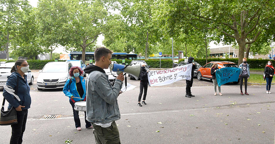 Demo gegen Corona-Einschränkungen trifft auf Gegendemo