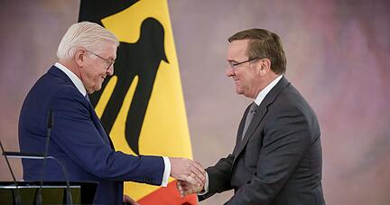Bundespräsident Frank-Walter Steinmeier (l.) und Boris Pistorius im Schloss Bellevue in Berlin.