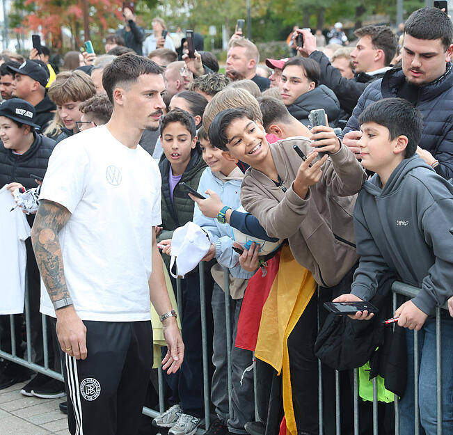 Das DFB-Team übernachtet am Donnerstag vor dem WM-Qualifikationsspiel im Parkhotel in Heilbronn. Zahlreiche Fans haben die Fußball-Stars in Empfang genommen. Es gab Autogramme und Fotos.