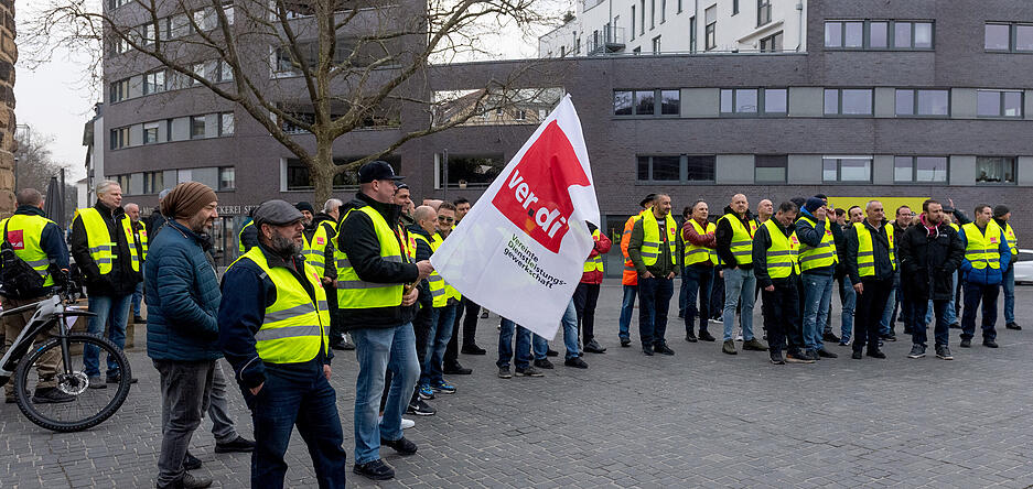 Am Freitag den 1. März versammelten sich zirka rund 100 Angestellte im Nahverkehr zu einer Protestveranstaltung.