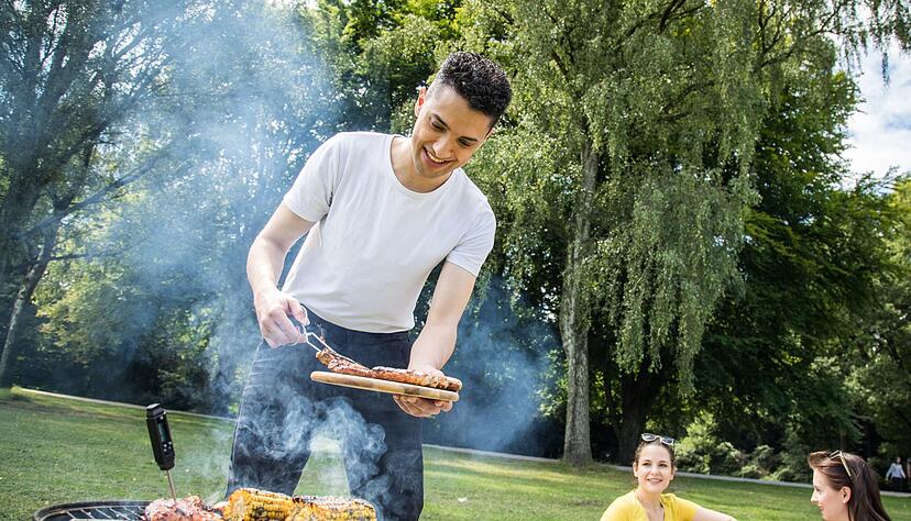 Hygiene ist entscheidend: Gründliches Reinigen von Händen und Küchenutensilien reduziert das Risiko von unerwünschten Nachwirkungen der Grillparty. Hygiene ist entscheidend: Gründliches Reinigen von Händen und Küchenutensilien reduziert das Risiko von unerwünschten Nachwirkungen der Grillparty.