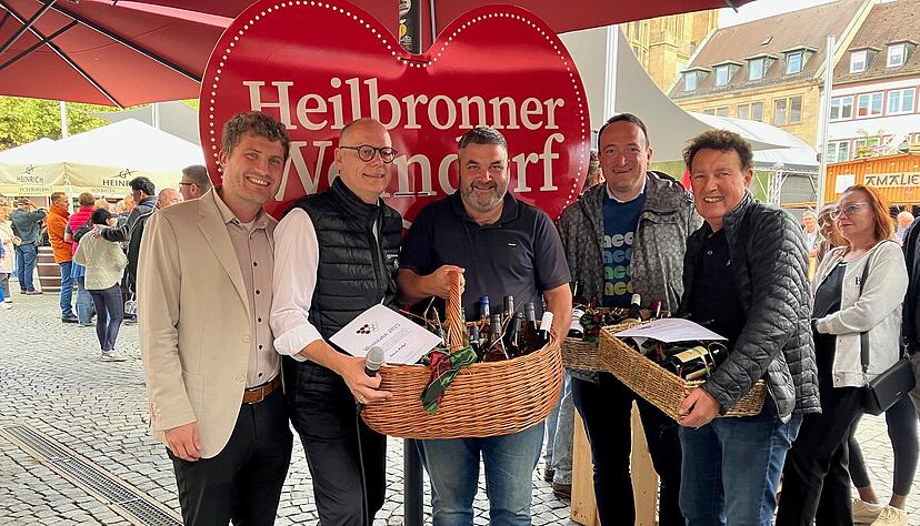Siegerehrung mit (von links) Moderator Daniel Drautz, HMG-Chef Steffen Schoch mit dem neuen Weinzahn Florian Haller. J&ouml;rg Ernstberger und Frieder Wagner kamen auf die R&auml;nge zwei und drei.