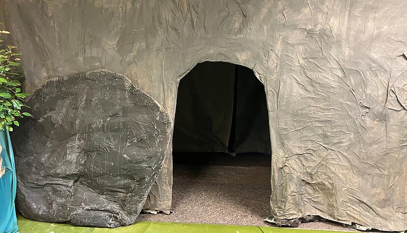 Der gekreuzigte Jesus wird in eine H&ouml;hle gelegt, deren Stein am Eingang sich verschiebt, als drei Frauen seinen Leichnam salben wollen.