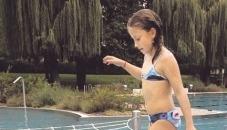 Am Kletternetz im Nichtschwimmerbecken hangeln sich Badefans entlang.