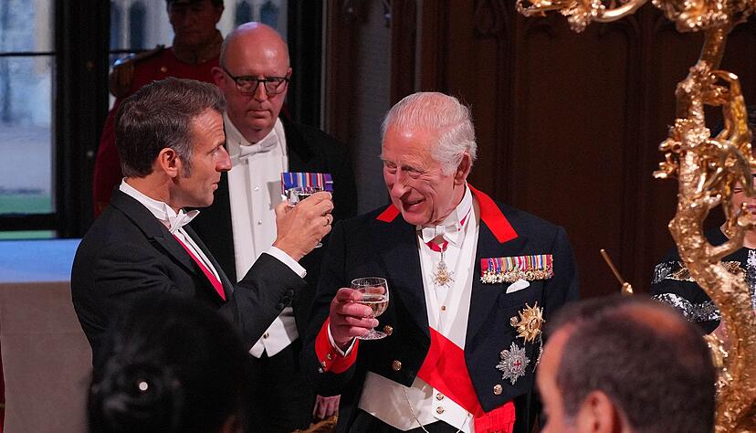 Emmanuel Macron (l) und K&ouml;nig Charles III. stie&szlig;en auf die britisch-franz&ouml;sische Freundschaft an.