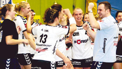 Volker Waffenschmidt freut sich mit den Spielerinnen der HSG Kochertürn/Stein, denen zur Krönung nur ein Sieg gegen Nebringen/Reusten fehlt.
Foto: Archiv/Andreas Veigel Volker Waffenschmidt freut sich mit den Spielerinnen der HSG Kochertürn/Stein, denen zur Krönung nur ein Sieg gegen Nebringen/Reusten fehlt.
Foto: Archiv/Andreas Veigel