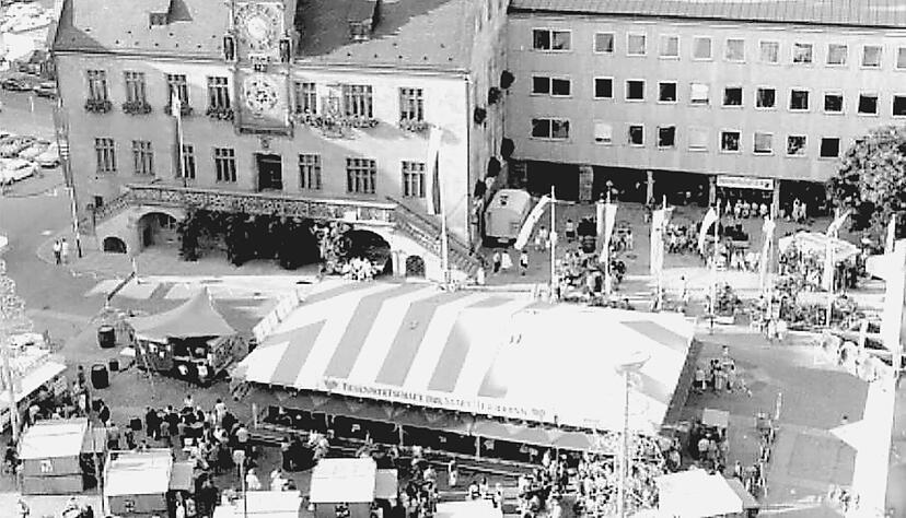 Aus bescheidenen Anfängen erwächst bald der größte Weinreigen der Region. Aus bescheidenen Anfängen erwächst bald der größte Weinreigen der Region.