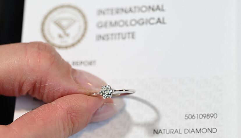 Fachleute pr&uuml;fen Diamanten und zertifizieren die Echtheit.