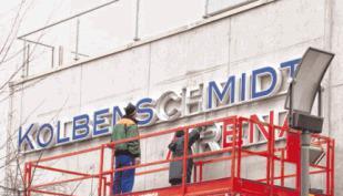 Gestern wurde nun der Kolbenschmidt-Schriftzug angebracht.Foto: Sawatzki