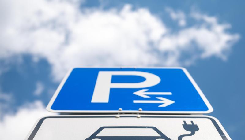 Schnell und günstig, flächendeckend, bequem und transparent: So soll das Ladenetz für Elektroautos einmal aussehen. Schnell und günstig, flächendeckend, bequem und transparent: So soll das Ladenetz für Elektroautos einmal aussehen.