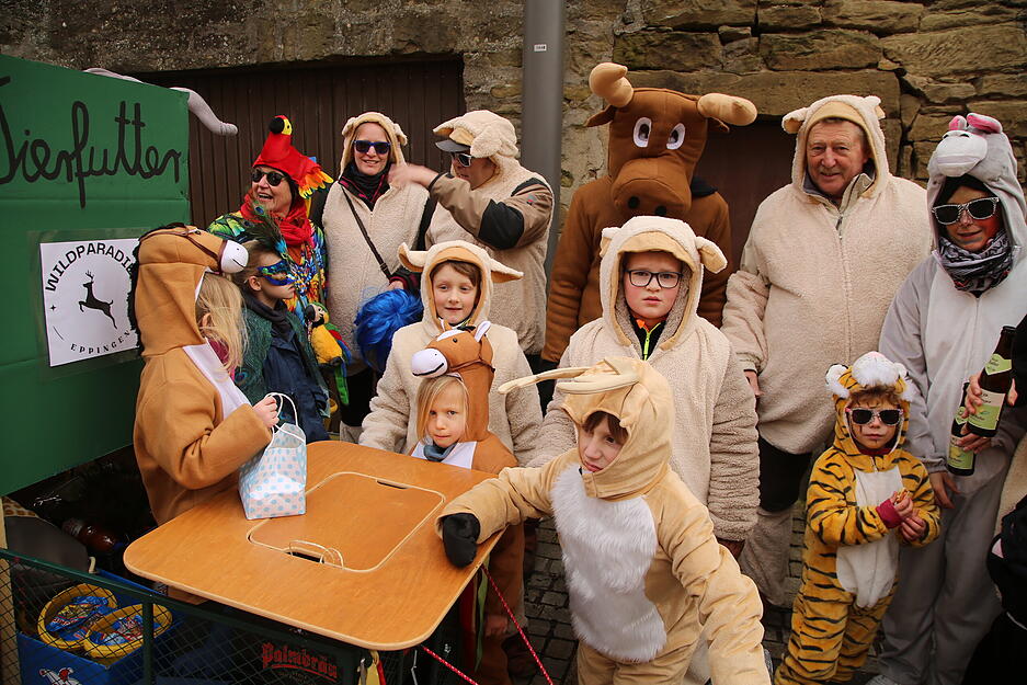 Kinder verfolgen das bunte Treiben entlang der Leiergasse mit gro&szlig;er Begeisterung.