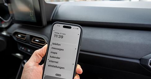 Animierte Punkte auf dem Display sollen gegen Reise&uuml;belkeit helfen: Denn sie zeigen die Bewegungen des Fahrzeugs an und sollen so die Verwirrung des Gleichgewichtsorgans mindern.