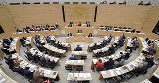Das Plenum im Landtag in Stuttgart: Das Land muss künftig in vielen Bereichen teils empfindlich sparen.
