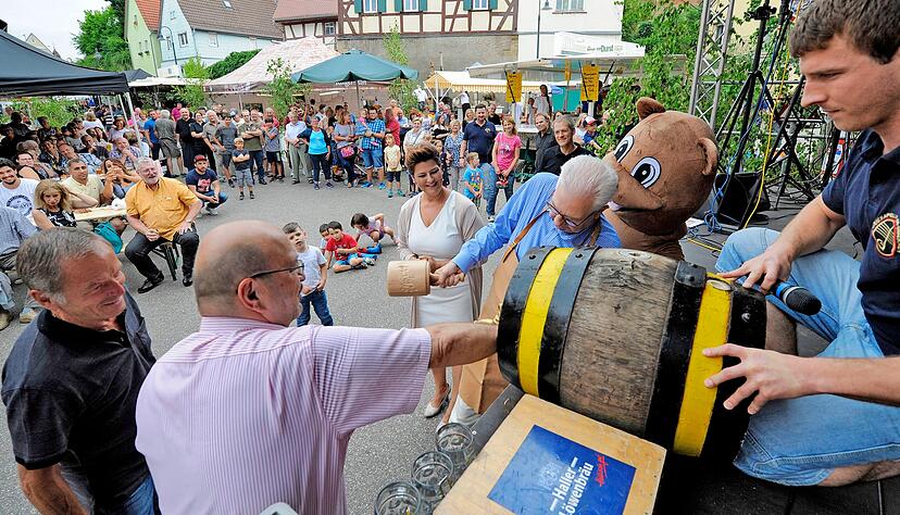 Da war die Stimmung prima: Der Fassanstich beim Biberacher Dorffest 2018. Zwei Jahre später fiel es wegen Corona aus. Jetzt hofft das Ortskartell, dass im Juli 2022 eine Neuauflage möglich sein wird.
Foto: Archiv/Mugler Da war die Stimmung prima: Der Fassanstich beim Biberacher Dorffest 2018. Zwei Jahre später fiel es wegen Corona aus. Jetzt hofft das Ortskartell, dass im Juli 2022 eine Neuauflage möglich sein wird.
Foto: Archiv/Mugler