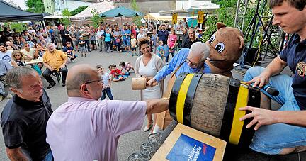 Da war die Stimmung prima: Der Fassanstich beim Biberacher Dorffest 2018. Zwei Jahre später fiel es wegen Corona aus. Jetzt hofft das Ortskartell, dass im Juli 2022 eine Neuauflage möglich sein wird.
Foto: Archiv/Mugler