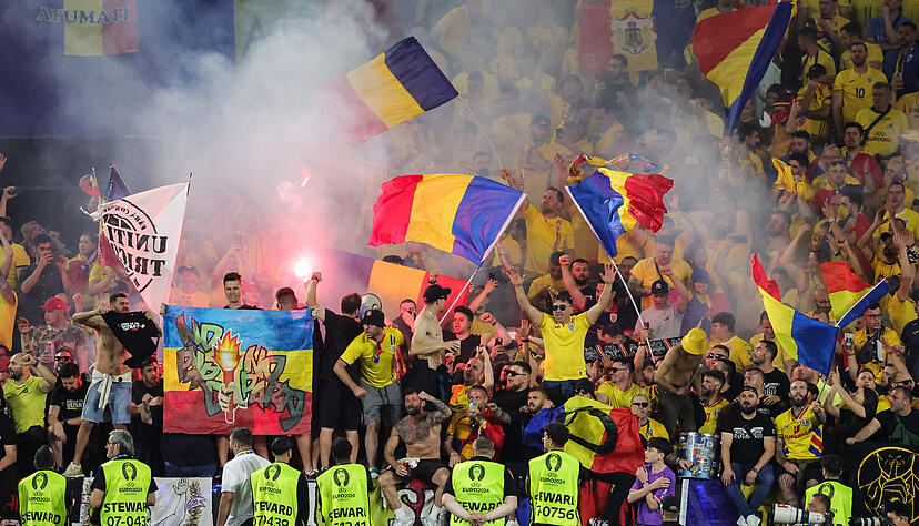 Rumänien-Fans feiern den Einzug ihres Teams ins Achtelfinale. In Tuttlingen kam es bei einer Jubelfeier zu einem Vorfall, bei dem ein Fan angeschossen wurde. Rumänien-Fans feiern den Einzug ihres Teams ins Achtelfinale. In Tuttlingen kam es bei einer Jubelfeier zu einem Vorfall, bei dem ein Fan angeschossen wurde.
