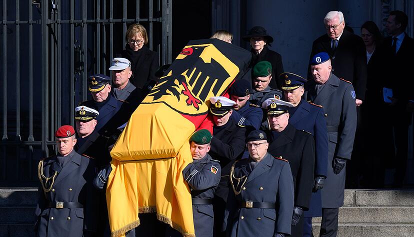 An den Staatsakt f&uuml;r den fr&uuml;heren Bundespr&auml;sidenten K&ouml;hler schlie&szlig;t sich ein milit&auml;risches Zeremoniell an.