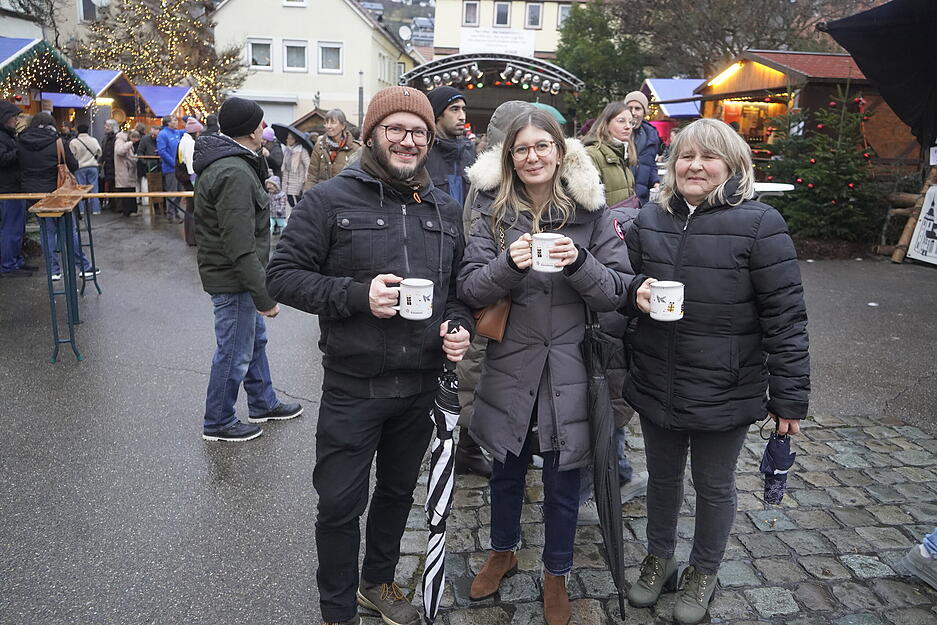 Besucher genießen regionale Spezialitäten und kreative Geschenkideen an den Marktständen. Besucher genießen regionale Spezialitäten und kreative Geschenkideen an den Marktständen.