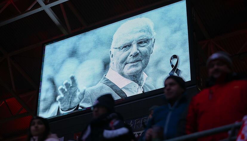 Vor den Spielen gab es in Gedenken an Franz Beckenbauer eine Schweigeminute.