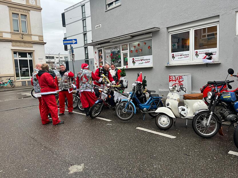 Hinter den Kostümen stecken die Mitglieder der Mofagang Bifibataillon. Hinter den Kostümen stecken die Mitglieder der Mofagang Bifibataillon.