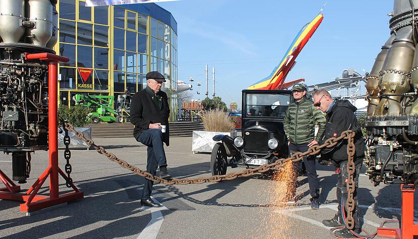 Symbolisch wurde am Montagvormittag die Kette durchgeflext, das Sinsheimer Technikmuseum hat wieder geöffnet. Museumspräsident Hermann Layher (links) und Museumsleiter Matthias Templin (Mitte) sind erleichtert.
Foto: Elfi Hofmann Symbolisch wurde am Montagvormittag die Kette durchgeflext, das Sinsheimer Technikmuseum hat wieder geöffnet. Museumspräsident Hermann Layher (links) und Museumsleiter Matthias Templin (Mitte) sind erleichtert.
Foto: Elfi Hofmann