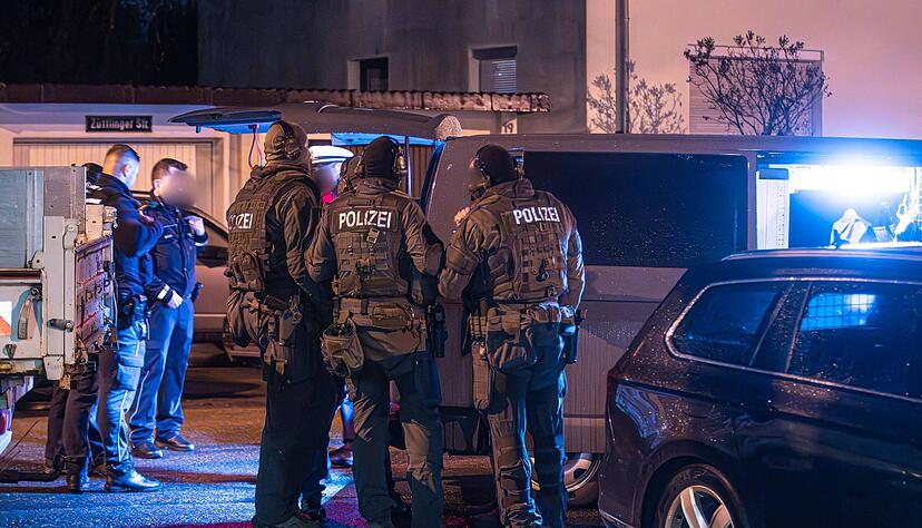 Kurz nach Mitternacht der Zugriff in der Gundelsheimer Straße.