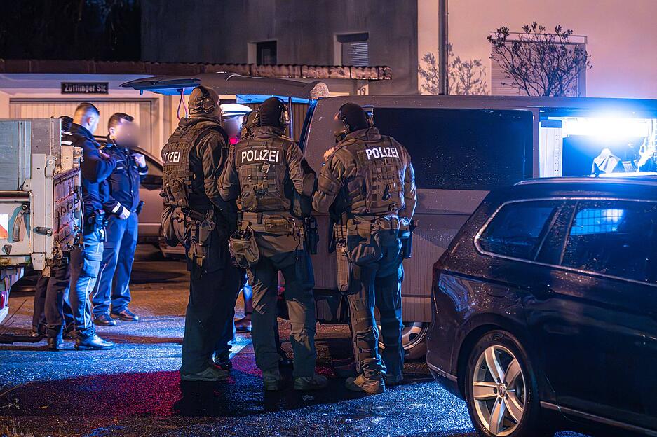 Kurz nach Mitternacht der Zugriff in der Gundelsheimer Straße.