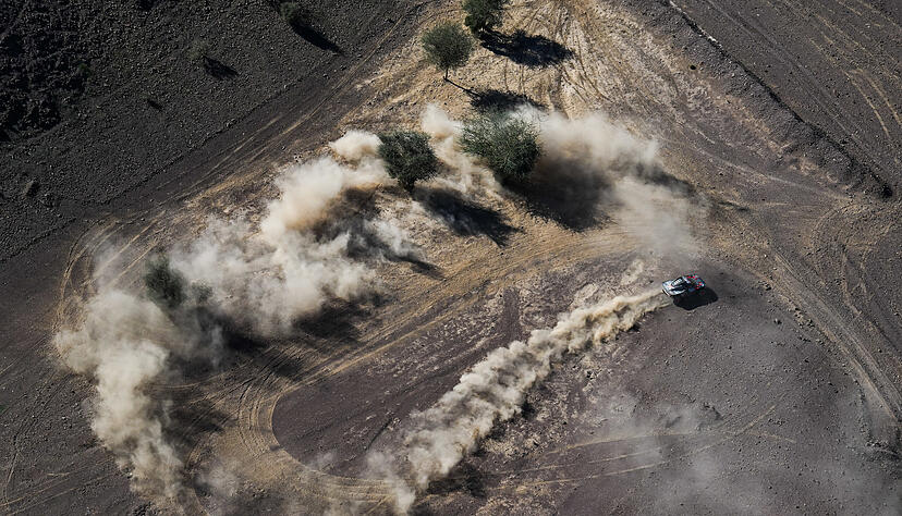 Bei der Rallye Dakar, hier während der elften Etappe in der Wüste rund um die saudische Hafenstadt Yanbu, erwies sich der Audi RS Q e-tron E2 als äußerst zuverlässig. Bei der Rallye Dakar, hier während der elften Etappe in der Wüste rund um die saudische Hafenstadt Yanbu, erwies sich der Audi RS Q e-tron E2 als äußerst zuverlässig.