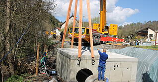 30 Tonnen schwer war allein dieses Betonteil f&uuml;r den Stauraumkanal in Neulautern. F&uuml;r die Tiefbauarbeiten f&uuml;r die Zentralisierung der Kl&auml;ranlagen war die Ortsdurchfahrt das ganze Jahr &uuml;ber gesperrt.